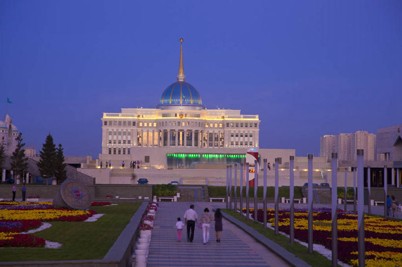 横图,室外,旅游,建筑,哈萨克斯坦,行人,游客,游人,花坛,小路,首都,路人,旅客,花,黄昏,摄影,照亮,政府大楼,总统府,万里无云,过客,彩图,花园路