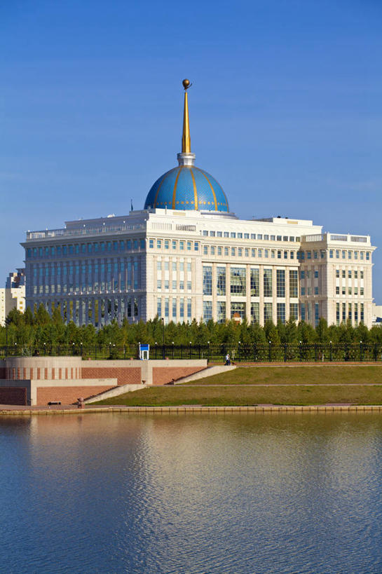 无人,竖图,室外,白天,草坪,天际线,城市,建筑,哈萨克斯坦,首都,现代,摄影,圆顶建筑,总统府,万里无云,彩图