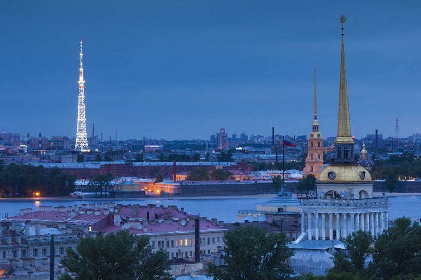无人,博物馆,宫殿,横图,俯视,室外,度假,美景,城市风光,城市,建筑,欧洲,俄罗斯,亚洲,景观,塔,尖顶,娱乐,天空,黄昏,地标建筑,享受,休闲,景色,放松,摄影,照亮,树梢,首府,圣彼得堡,冬宫博物馆,俄联邦,俄罗斯联邦,艾尔米塔什博物馆,彼得格勒,冬宫,列宁格勒,列宁格勒州,圣彼得堡市,电视机,彩图,高角度拍摄,俄罗斯文化