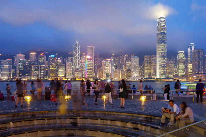 码头,横图,室外,天际线,城市,港口,建筑,摩天大楼,霓虹灯,客轮,香港,行人,游客,游人,云,路人,旅客,维多利亚港,风景,黄昏,地标建筑,摄影,照亮,渡轮,中国文化,湾仔,香港岛,过客,金融区,彩图,摆渡口,埠头,渡口,渡头,港湾,海港,货运码头,口岸,商港