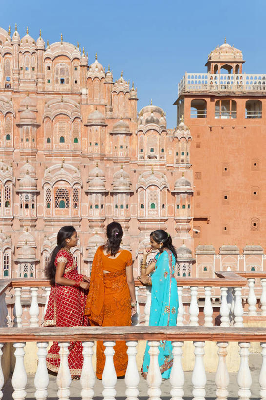 成年人,中年人,三个人,宫殿,站,横图,竖图,室外,白天,建筑,印度,摄影,印度文化,拉贾斯坦邦,风宫,斋普尔,年轻女性,女人,中年女性,年轻人,彩图,传统文化
