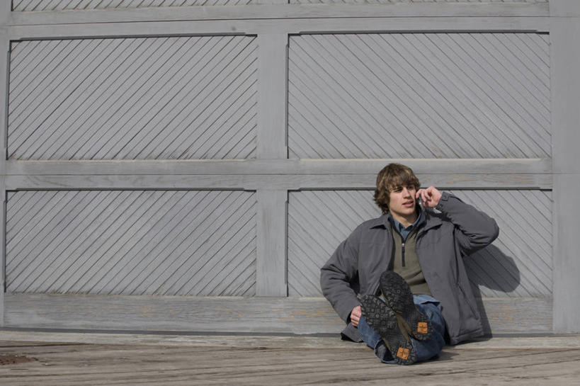 西方人,成年人,一个人,坐,横图,室外,白天,留白,通讯,地板,车站,手机,欧洲,美国,欧洲人,仅一个男性,仅一个人,墙,站台,休闲装,月台,仅一个年轻男性,运输,摄影,肖像,蒙大拿州,无线电技术,男人,男性,年轻男性,白种人,年轻人,彩图,怀特菲什