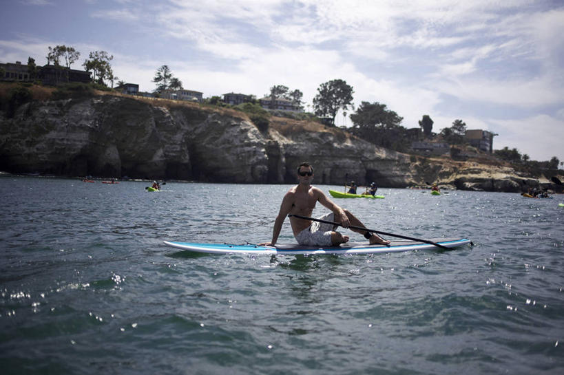 西方人,成年人,中年人,一个人,坐,横图,室外,白天,运动,海洋,水,欧洲,欧洲人,仅一个男性,仅一个人,仅一个中年男性,冲浪板,运动器械,太阳镜,健身器械,摄影,肖像,健身器材,冲浪装备,约拉,男人,男性,中年男性,白种人,休闲活动,彩图,运动器材