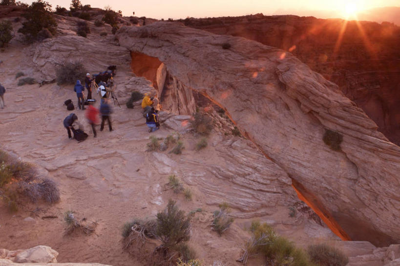 横图,室外,运动模糊,镜头眩光,日出,相机,美国,行人,游客,游人,黎明,路人,旅客,拍照,摄影,国家公园,岩层,峡谷地国家公园,犹他,过客,岩石,休闲活动,彩图,旅行,摩押