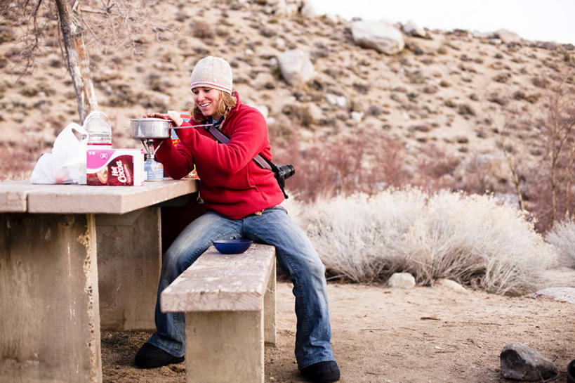 西方人,成年人,一个人,坐,横图,室外,白天,度假,早餐,欧洲,美国,欧洲人,仅一个年轻女性,仅一个女性,仅一个人,准备,饮食,摄影,早晨,加利福尼亚,露营,冒险,年轻女性,女人,女性,白种人,年轻人,休闲活动,烹调,彩图,龙柏