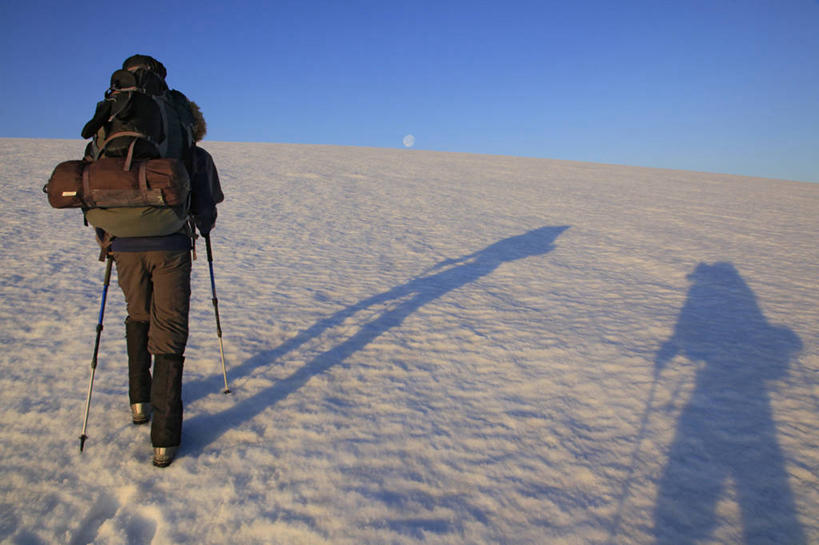 儿童,少年,一个人,横图,室外,留白,旅游,度假,探险,纯洁,日出,雪,欧洲,仅一个男性,仅一个人,阴影,地平线,月亮,辽阔,地面,黎明,娱乐,仅一个年轻男性,小孩,背面,享受,休闲,广阔,放松,可爱,童年,童趣,摄影,一望无际,延伸,童真,烂漫,无邪,天地相交,无边无际,一马平川,冒险,天真,男人,男性,年轻男性,孩子,休闲活动,彩图,西峡湾区,对焦