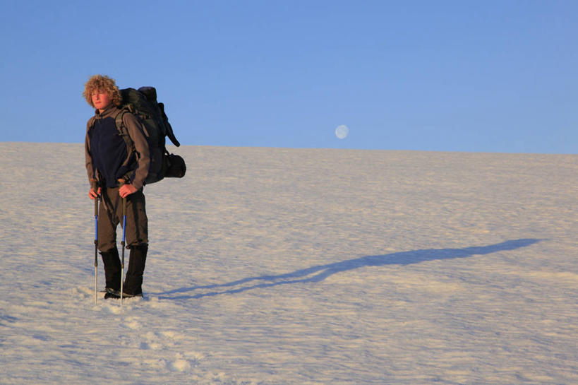 儿童,少年,一个人,横图,室外,留白,旅游,度假,探险,纯洁,日出,雪,欧洲,仅一个男性,仅一个人,阴影,地平线,月亮,辽阔,地面,黎明,娱乐,仅一个年轻男性,小孩,享受,休闲,广阔,放松,可爱,童年,童趣,摄影,一望无际,延伸,童真,烂漫,无邪,天地相交,无边无际,一马平川,冒险,天真,男人,男性,年轻男性,孩子,休闲活动,彩图,西峡湾区,对焦