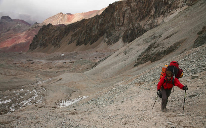成年人,一个人,横图,室外,白天,留白,运动,山,山脉,阿根廷,仅一个男性,仅一个人,地形,极限运动,仅一个年轻男性,风景,摄影,拉丁美洲,挑战,阿空加瓜山,安地斯山脉,门多萨省,冒险,男人,男性,年轻男性,年轻人,休闲活动,爬山,彩图,阿空加瓜省立公园,对焦