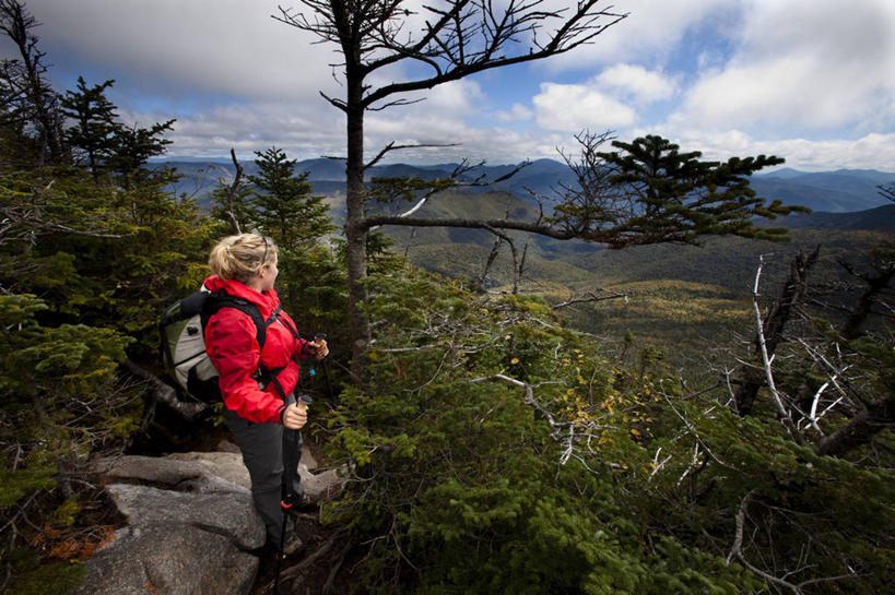 成年人,一个人,横图,室外,白天,锻炼,旅游,度假,探险,山,山脉,美国,仅一个年轻女性,仅一个女性,仅一个人,娱乐,背面,享受,休闲,放松,活力,摄影,北美,北美洲,美洲,新罕布什尔州,登山杖,北亚美利加洲,亚美利加洲,新罕布什尔,新罕布夏州,花岗岩州,花冈岩之州,滑雪之州,新英格兰,白山山脉,纽英仑,冒险,年轻女性,女人,女性,年轻人,休闲活动,彩图,美利坚合众国,越野行走