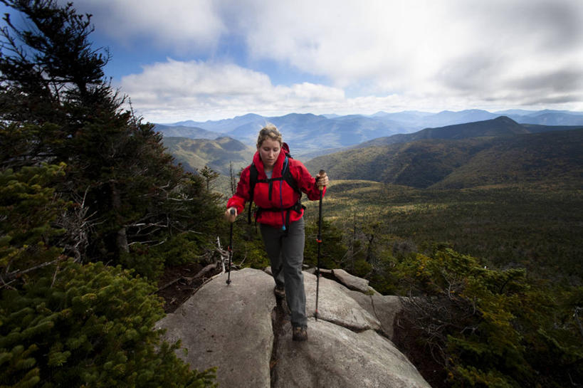 成年人,一个人,横图,室外,白天,锻炼,旅游,度假,探险,山,山脉,美国,仅一个年轻女性,仅一个女性,仅一个人,娱乐,享受,休闲,放松,活力,摄影,北美,北美洲,美洲,新罕布什尔州,登山杖,北亚美利加洲,亚美利加洲,新罕布什尔,新罕布夏州,花岗岩州,花冈岩之州,滑雪之州,新英格兰,白山山脉,纽英仑,冒险,年轻女性,女人,女性,年轻人,休闲活动,彩图,美利坚合众国,越野行走