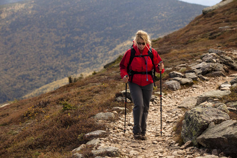 成年人,一个人,横图,室外,白天,锻炼,旅游,度假,探险,山,美国,仅一个年轻女性,仅一个女性,仅一个人,小路,娱乐,享受,休闲,放松,活力,摄影,北美,北美洲,美洲,新罕布什尔州,登山杖,北亚美利加洲,亚美利加洲,新罕布什尔,新罕布夏州,花岗岩州,花冈岩之州,滑雪之州,新英格兰,白山山脉,纽英仑,冒险,年轻女性,女人,女性,年轻人,休闲活动,彩图,美利坚合众国,越野行走