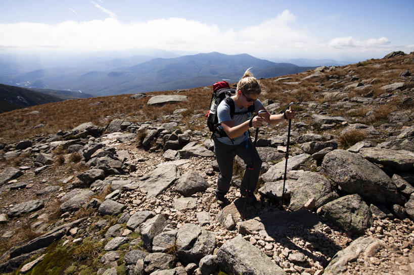 成年人,一个人,横图,室外,白天,锻炼,旅游,度假,探险,石头,山,山脉,美国,仅一个年轻女性,仅一个女性,仅一个人,地形,娱乐,享受,休闲,放松,活力,摄影,北美,北美洲,美洲,新罕布什尔州,登山杖,北亚美利加洲,亚美利加洲,新罕布什尔,新罕布夏州,花岗岩州,花冈岩之州,滑雪之州,新英格兰,白山山脉,纽英仑,冒险,年轻女性,女人,女性,年轻人,岩石,休闲活动,彩图,美利坚合众国,越野行走