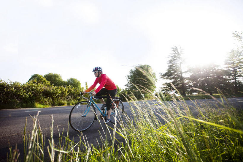 成年人,一个人,横图,室外,白天,留白,镜头眩光,路,自行车,美国,仅一个年轻女性,仅一个女性,仅一个人,车,脚踏车,骑,交通工具,骑车,摄影,载具,华盛顿州,西雅图,年轻女性,女人,女性,年轻人,休闲活动,彩图,对焦