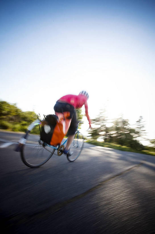 成年人,一个人,竖图,室外,白天,留白,运动模糊,镜头眩光,路,自行车,美国,仅一个年轻女性,仅一个女性,仅一个人,车,脚踏车,骑,背面,交通工具,骑车,摄影,载具,华盛顿州,西雅图,年轻女性,女人,女性,年轻人,休闲活动,彩图,对焦