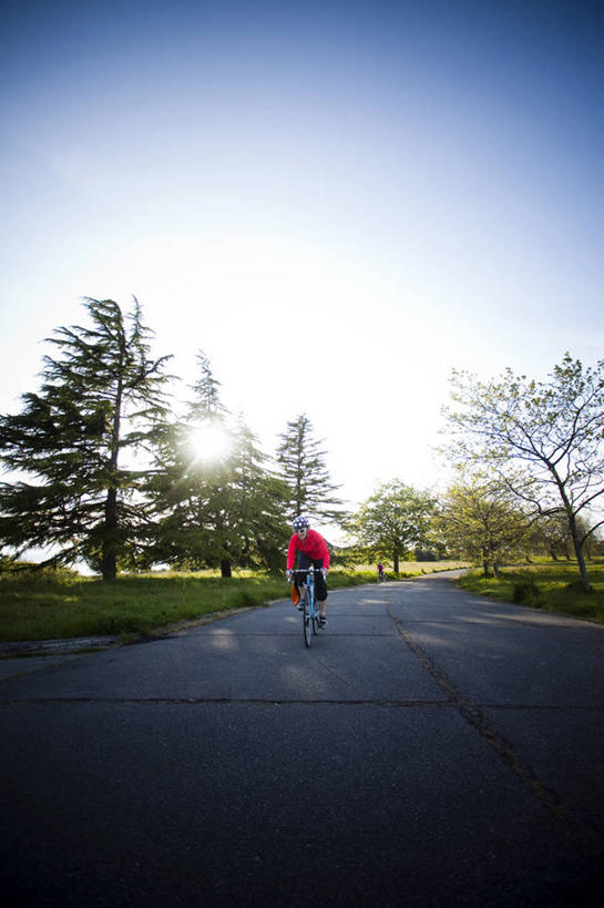 成年人,一个人,竖图,室外,白天,留白,镜头眩光,路,自行车,美国,仅一个年轻女性,仅一个女性,仅一个人,车,脚踏车,骑,交通工具,骑车,摄影,载具,华盛顿州,西雅图,年轻女性,女人,女性,年轻人,休闲活动,彩图,对焦