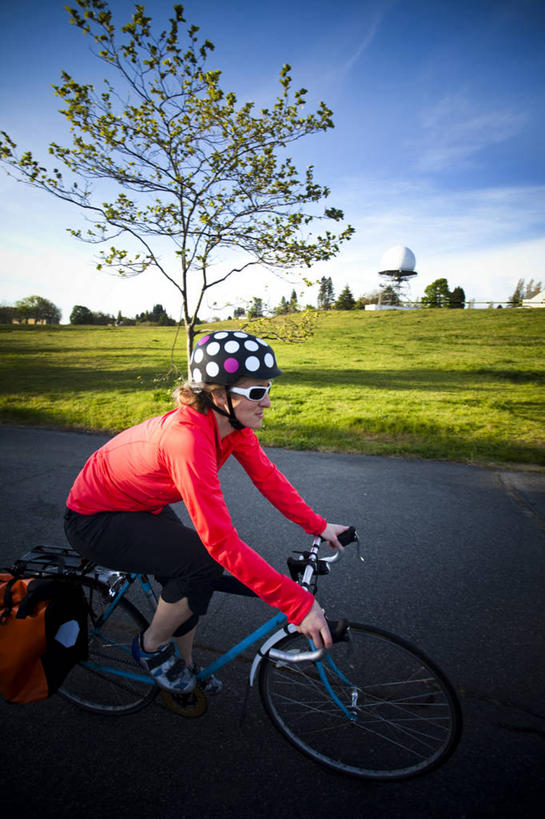 成年人,一个人,竖图,室外,白天,路,自行车,美国,仅一个年轻女性,仅一个女性,仅一个人,头饰,车,脚踏车,骑,太阳镜,交通工具,骑车,摄影,载具,自行车头盔,华盛顿州,西雅图,年轻女性,女人,女性,年轻人,休闲活动,彩图,对焦