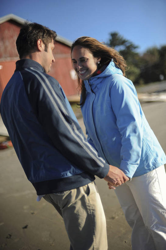 成年人,两个人,微笑,竖图,室外,白天,幸福,美国,浪漫,面对面,摄影,缅因州,男人,女人,海滩,手牵手,彩图,爱,对焦