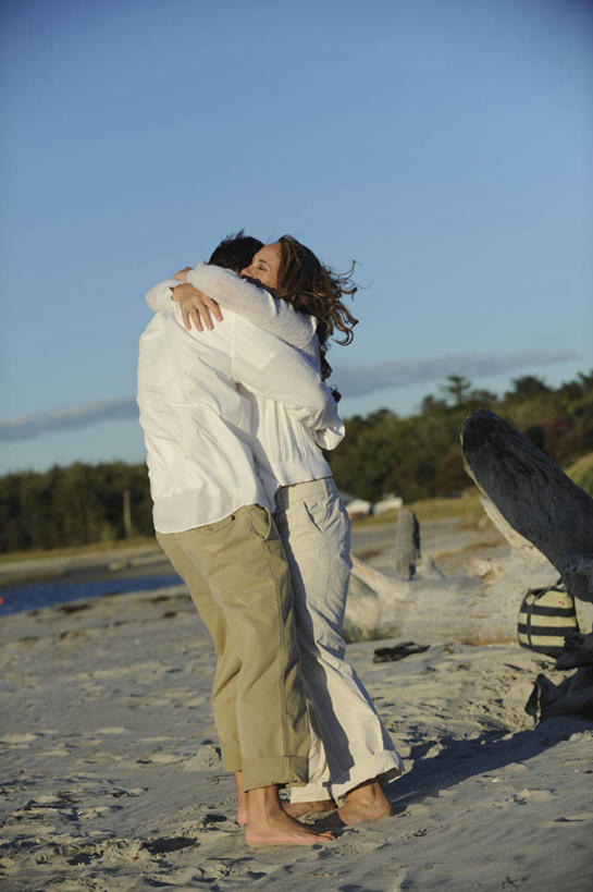 成年人,两个人,竖图,室外,白天,海洋,水,美国,浪漫,摄影,缅因州,男人,女人,海滩,闭着眼睛,拥抱,彩图,爱,对焦