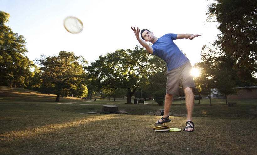 成年人,一个人,横图,室外,白天,留白,锻炼,美国,仅一个男性,仅一个人,仅一个年轻男性,飞盘,活力,摄影,生活方式,阿拉巴马州,男人,男性,年轻男性,年轻人,休闲活动,彩图,对焦