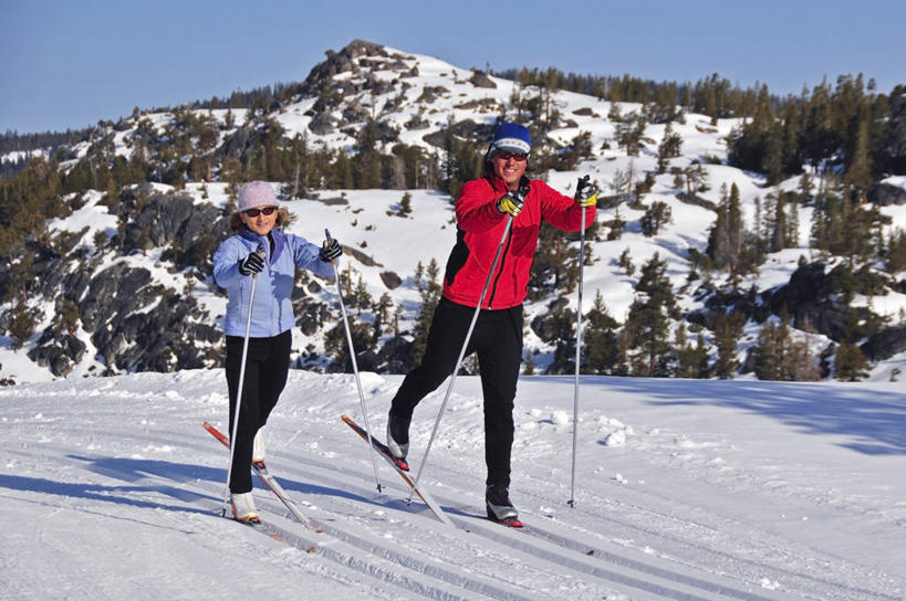 成年人,两个人,横图,室外,白天,运动,山,雪,美国,极限运动,寒冷,活力,摄影,加利福尼亚,决心,滑雪服,冬季运动,异性恋,滑雪运动,冒险,男人,女人,休闲活动,彩图,对焦,越野滑雪