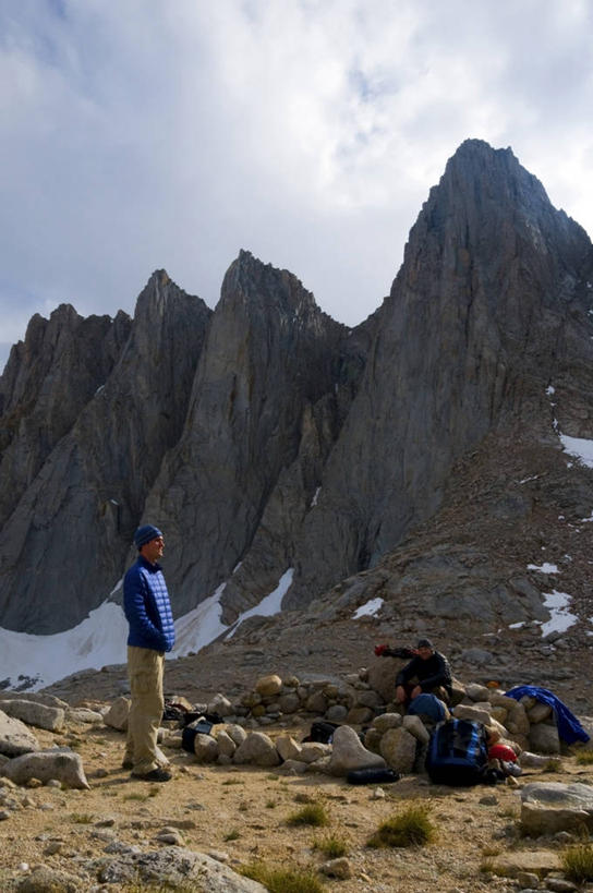 西方人,成年人,中年人,两个人,竖图,室外,白天,度假,友谊,山,欧洲,美国,欧洲人,摄影,北美,北美洲,岩层,加利福尼亚,美洲,露营,背包客,加州,加利福尼亚州,内华达山,内华达山脉,金州,黄金州,北亚美利加洲,亚美利加洲,惠特尼山,冒险,中年男性,白种人,岩石,休闲活动,彩图,美利坚合众国,对焦