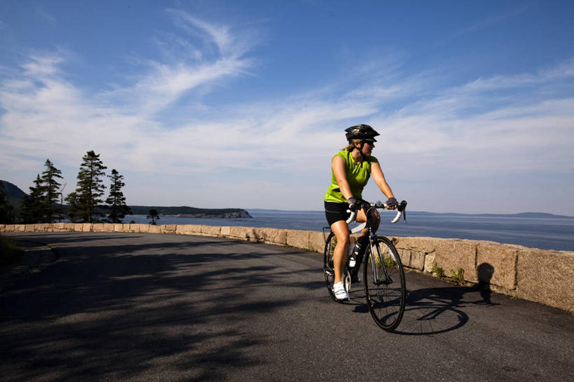 成年人,一个人,横图,室外,白天,留白,海洋,水,自行车,美国,仅一个年轻女性,仅一个女性,仅一个人,头饰,车,脚踏车,骑,交通工具,骑车,摄影,国家公园,载具,自行车头盔,缅因州,年轻女性,女人,女性,年轻人,休闲活动,彩图,旅行,对焦
