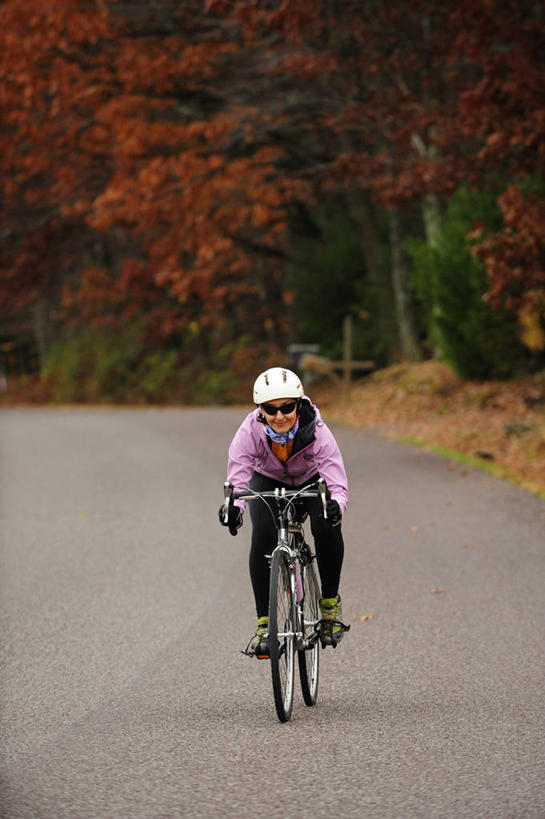 成年人,中年人,老年人,一个人,竖图,室外,白天,留白,路,自行车,美国,仅一个女性,仅一个人,车,脚踏车,骑,交通工具,仅一个中年女性,骑车,摄影,载具,宾夕法尼亚,老年女性,女人,女性,中年女性,秋天,休闲活动,彩图,对焦
