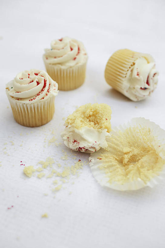 点心,无人,竖图,俯视,特写,白色背景,咬,食品,甜点,甜品,饮食,食物,糕点,甜食,诱惑,摄影,咬着,清新,香草兰,纸托蛋糕,彩图,高角度拍摄,影棚拍摄