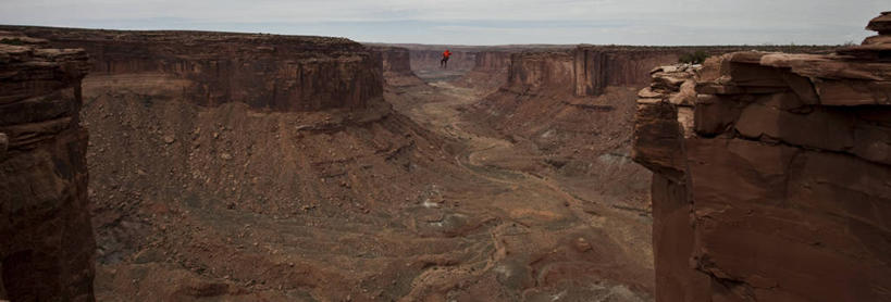 西方人,成年人,一个人,横图,全景,室外,白天,留白,风险,运动,峡谷,欧洲,美国,欧洲人,仅一个男性,仅一个人,钢丝,高处,宏伟,极限运动,仅一个年轻男性,果盘,平衡,摄影,专心,决心,挑战,犹他,技能,走钢丝,冒险,危险,男人,男性,年轻男性,白种人,年轻人,彩图,摩押,对焦