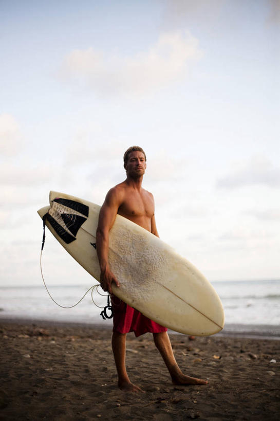 成年人,一个人,竖图,室外,白天,留白,海洋,水,哥斯达黎加,仅一个男性,仅一个人,冲浪板,拿着,裸露,仅一个年轻男性,摄影,北美,北美洲,中美洲,拉丁美洲,肖像,美洲,裸,北亚美利加洲,亚美利加洲,哥斯达黎加共和国,男人,男性,年轻男性,年轻人,海滩,彩图,彭塔雷纳斯,对焦