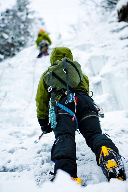 两个人,攀登,竖图,室外,白天,仰视,瀑布,雪,美国,朦胧,模糊,冬天,极限运动,背面,摄影,攀冰,决心,努力,挑战,背包客,冰爪,冒险,危险,彩图,低角度拍摄,忍耐力