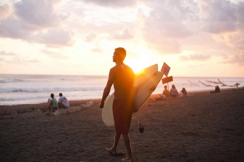 成年人,一个人,横图,室外,留白,镜头眩光,泳装,海洋,日落,水,哥斯达黎加,短裤,冲浪板,晚霞,霞光,落日,裸露,背面,黄昏,彩霞,摄影,北美,北美洲,中美洲,拉丁美洲,美洲,裸,剪影,逆光,北亚美利加洲,亚美利加洲,哥斯达黎加共和国,夕照,薄暮,年轻男性,年轻人,海滩,夕阳,彩图,傍晚,彭塔雷纳斯,斜阳,对焦