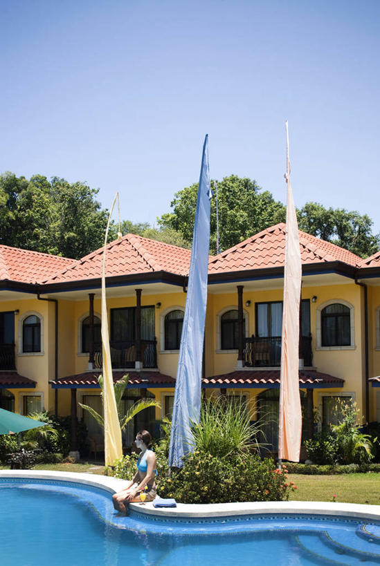 成年人,一个人,体育馆,游泳池,坐,竖图,室外,白天,留白,泳装,度假,水,别墅,建筑,哥斯达黎加,仅一个年轻女性,仅一个女性,仅一个人,水池,水面,泳池,放松,摄影,游泳馆,北美,北美洲,中美洲,拉丁美洲,华贵,美洲,北亚美利加洲,亚美利加洲,哥斯达黎加共和国,年轻女性,女人,女性,年轻人,休闲活动,彩图,旅行,彭塔雷纳斯,对焦