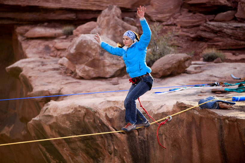 西方人,成年人,一个人,举,横图,室外,白天,风险,运动,峡谷,生活用品,欧洲,美国,欧洲人,仅一个年轻女性,仅一个女性,仅一个人,环保,钢丝,高处,手帕,休闲装,手绢,极限运动,绳子,日用品,托,果盘,平衡,摄影,专心,挑战,犹他,美观,技能,走钢丝,冒险,危险,年轻女性,女人,女性,白种人,年轻人,举起,举手,举着,向上举,向上伸,向上托,彩图,摩押,对焦