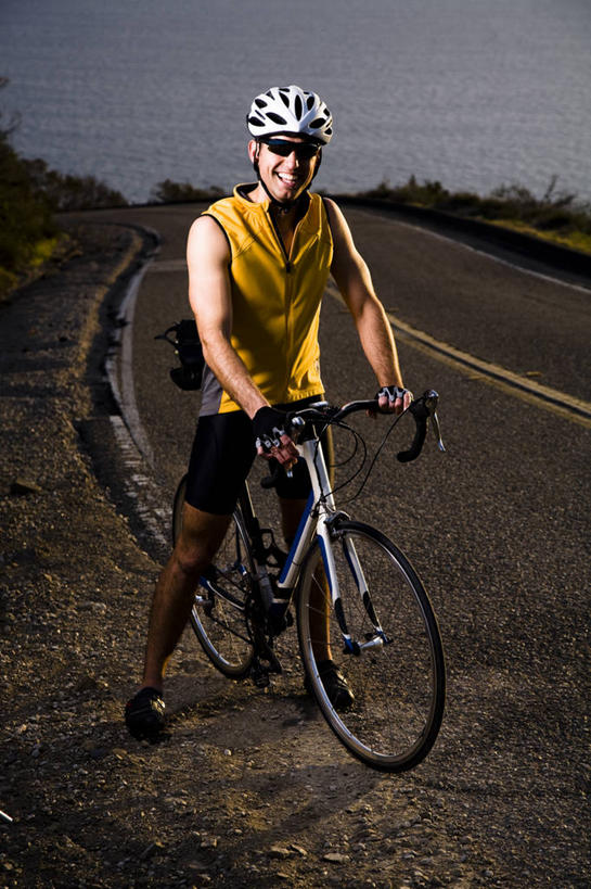 西方人,成年人,一个人,笑,微笑,竖图,室外,运动服,锻炼,幸福,运动,海洋,日落,水,路,自行车,欧洲,美国,欧洲人,仅一个男性,仅一个人,头饰,车,脚踏车,仅一个年轻男性,骑,黄昏,太阳镜,交通工具,骑车,活力,摄影,生活方式,加利福尼亚,载具,肖像,自行车头盔,马里布,男人,男性,年轻男性,白种人,年轻人,休闲活动,彩图,对焦