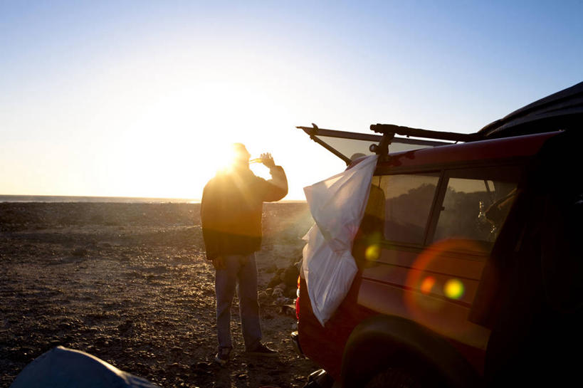 西方人,成年人,手,三个人,横图,室外,镜头眩光,自由,海洋,日落,水,墨西哥,欧洲,欧洲人,喝,酒类,酒,饮料,背面,黄昏,啤酒瓶,运输,摄影,部分,自驾游,拉丁美洲,剪影,逆光,下加利福尼亚州,年轻男性,白种人,年轻人,半身,彩图,旅行,对焦,多功能车