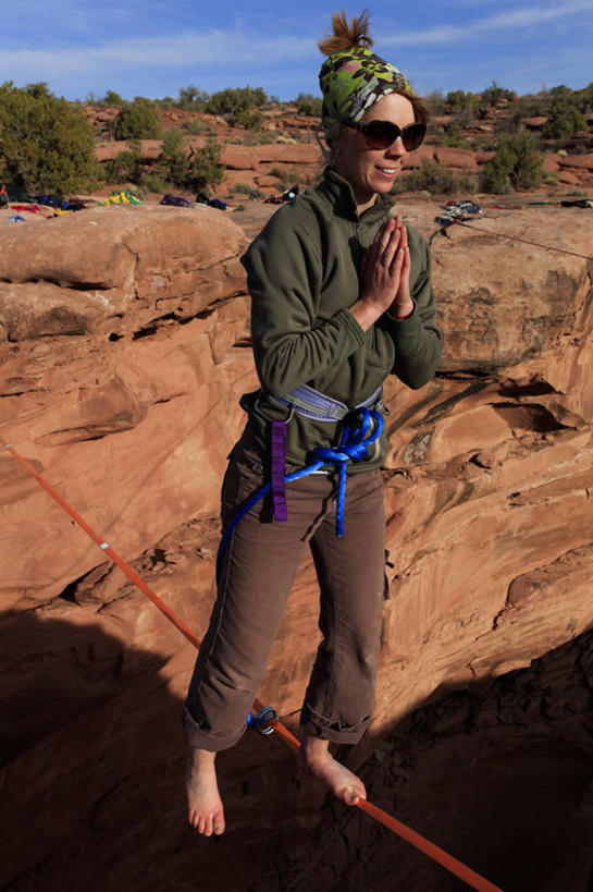 成年人,一个人,竖图,室外,白天,运动服,风险,运动,峡谷,生活用品,美国,仅一个年轻女性,仅一个女性,仅一个人,环保,钢丝,高处,手帕,手绢,极限运动,绳子,太阳镜,日用品,赤脚,果盘,平衡,摄影,专心,挑战,犹他,美观,技能,走钢丝,冒险,危险,年轻女性,女人,女性,年轻人,彩图,摩押,对焦,禅宗