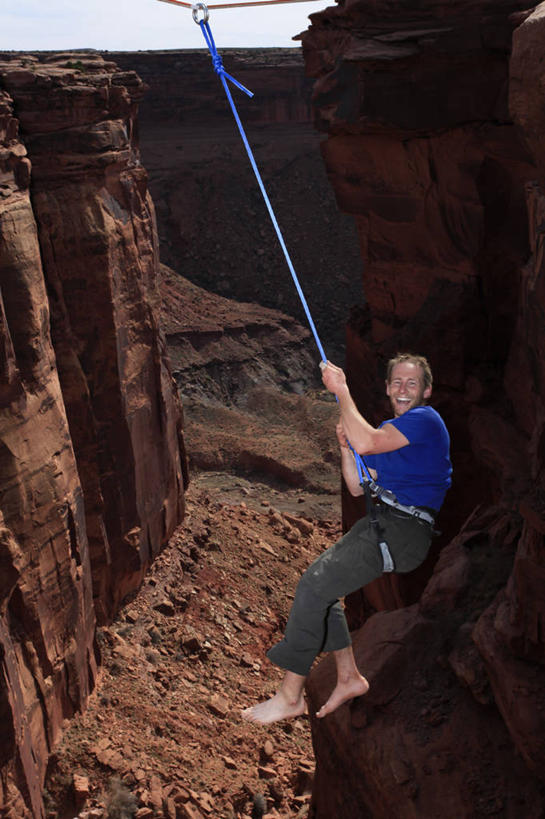 成年人,一个人,笑,微笑,竖图,俯视,室外,白天,幸福,运动,峡谷,美国,仅一个男性,吊挂,悬挂,钢丝,悬崖,挂,极限运动,绳子,荡秋千,果盘,摄影,肖像,犹他,走钢丝,冒险,危险,男人,彩图,高角度拍摄,摩押,对焦