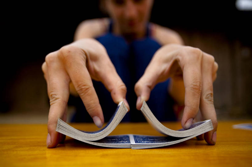 西方人,成年人,手,一个人,横图,室内,桌子,纸牌,欧洲,越南,欧洲人,仅一个年轻女性,仅一个女性,仅一个人,摄影,洗牌,年轻女性,女人,女性,白种人,年轻人,休闲活动,彩图,老街省,对焦