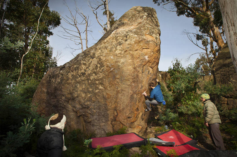 成年人,脸,头,脸颊,三个人,机场,横图,室外,白天,留白,运动,攀岩,飞机场,澳大利亚,航空,极限运动,肩膀,停机坪,摄影,观看,决心,塔斯马尼亚,挑战,男人,年轻男性,年轻女性,年轻人,头部,脸部,脸蛋,面部,彩图,对焦,安全气垫