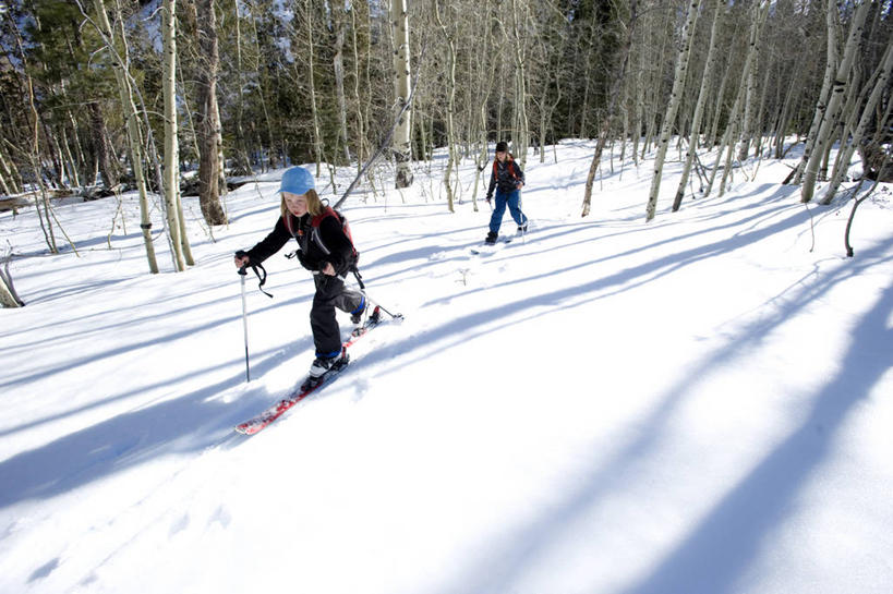 儿童,两个人,横图,室外,白天,留白,纯洁,运动,森林,雪,美国,冬天,树,小孩,寒冷,可爱,童年,童趣,摄影,加利福尼亚,童真,烂漫,无邪,冬季运动,滑雪运动,天真,男孩,孩子,休闲活动,彩图,对焦