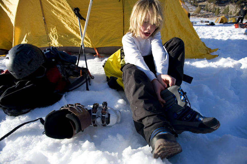 儿童,一个人,坐,横图,室外,白天,度假,纯洁,雪,美国,仅一个男性,仅一个人,帐篷,冬天,小孩,仅一个小孩,寒冷,可爱,童年,童趣,摄影,加利福尼亚,露营,滑雪服,童真,烂漫,无邪,滑雪靴,冒险,天真,男孩,男人,男性,孩子,休闲活动,彩图,男生,对焦