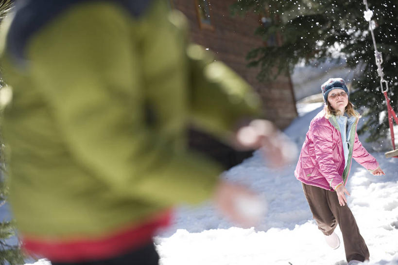 西方人,儿童,两个人,横图,室外,白天,纯洁,雪,帽子,欧洲,美国,欧洲人,冬天,小孩,寒冷,可爱,童年,童趣,摄影,雪球,加利福尼亚,童真,烂漫,无邪,棉袄,太浩湖,天真,女孩,白种人,孩子,扔,彩图,对焦,塔基