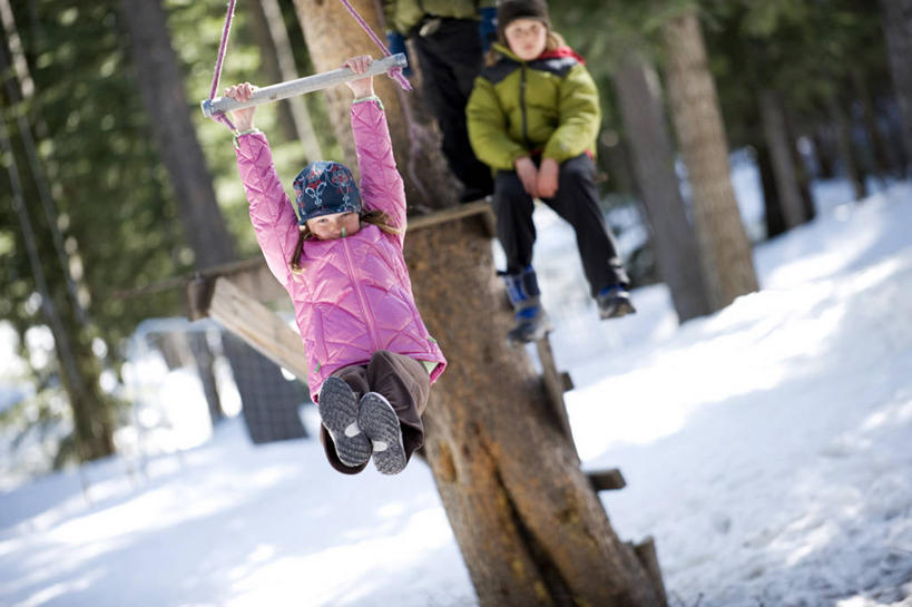 西方人,儿童,三个人,横图,室外,白天,友谊,纯洁,雪,帽子,欧洲,美国,欧洲人,冬天,拿着,小孩,寒冷,可爱,童年,童趣,摄影,加利福尼亚,童真,烂漫,无邪,棉袄,太浩湖,天真,男孩,女孩,白种人,孩子,彩图,滑索,对焦,塔基