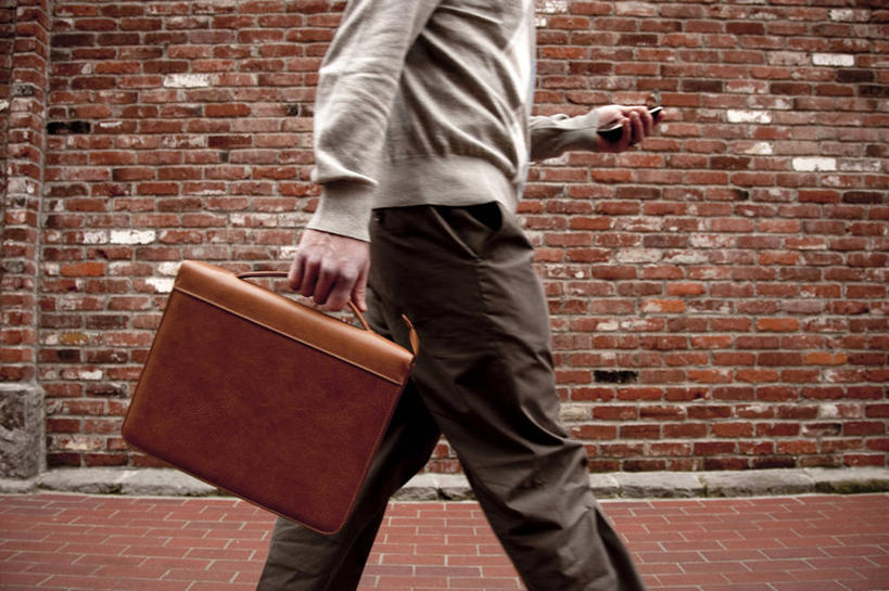 西方人,成年人,中年人,一个人,横图,室外,白天,留白,通讯,城市,手机,欧洲,美国,欧洲人,仅一个男性,仅一个人,仅一个中年男性,公文包,人行道,拿着,砖墙,摄影,发短信,俄勒冈州,波特兰,无线电技术,男人,男性,中年男性,白种人,步行,彩图,对焦