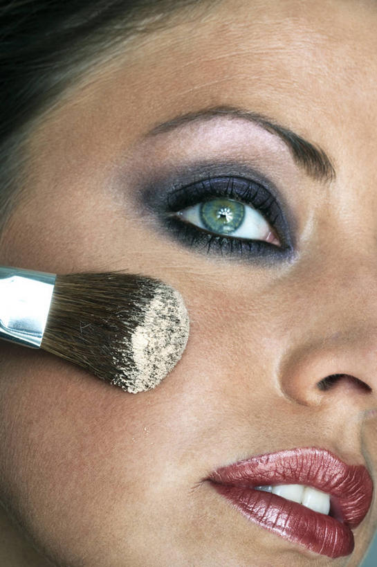 成年人,脸,头,脸颊,一个人,竖图,特写,化妆,丹麦,欧洲,仅一个女性,准备,肩膀,彩妆,唇膏,化妆刷,眼线笔,眼影,摄影,化妆用品,胭脂刷,女人,头部,脸部,脸蛋,面部,彩图,美人,例行公事