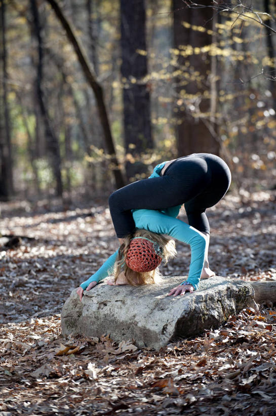 成年人,中年人,一个人,竖图,室外,白天,留白,运动服,锻炼,森林,帽子,美国,仅一个女性,仅一个人,俯身,树,仅一个中年女性,健康,放松,力量,平衡,瑜珈,摄影,生活方式,敏捷,弹性,阿拉巴马州,女人,女性,中年女性,休闲活动,彩图,对焦,禅宗
