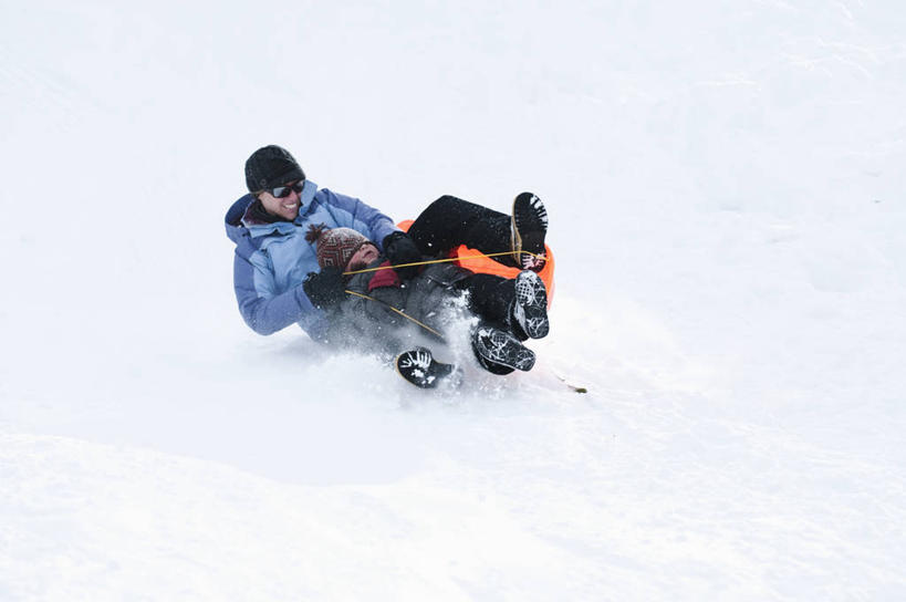 儿童,成年人,两个人,微笑,横图,室外,白天,留白,幸福,纯洁,雪,美国,冬天,小孩,寒冷,可爱,童年,童趣,摄影,雪橇,童真,烂漫,无邪,内华达州,太浩湖,天真,男孩,女人,孩子,彩图,对焦