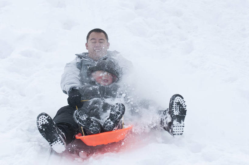 儿童,成年人,两个人,微笑,横图,俯视,室外,白天,留白,幸福,雪,美国,冬天,寒冷,童年,摄影,活动,雪橇,内华达州,太浩湖,男孩,年轻男性,年轻人,彩图,高角度拍摄,对焦