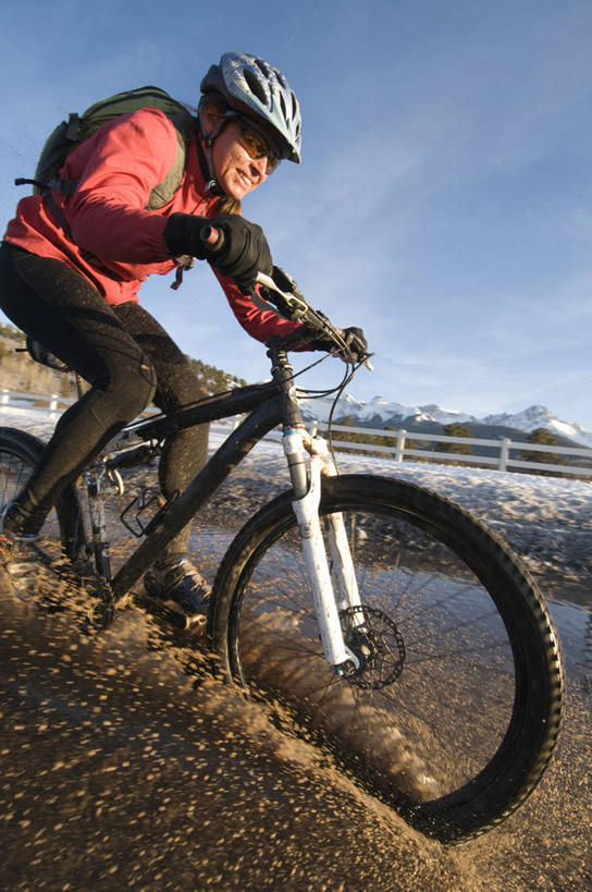 成年人,中年人,一个人,竖图,室外,白天,运动服,旅游,度假,运动,美景,山,水,自行车,美国,仅一个男性,仅一个人,仅一个中年男性,溅,头饰,景观,山地车,娱乐,车,脚踏车,骑,自然,交通工具,骑车,享受,休闲,景色,放松,摄影,自然风光,载具,自行车头盔,科罗拉多州,水坑,男人,男性,中年男性,彩图